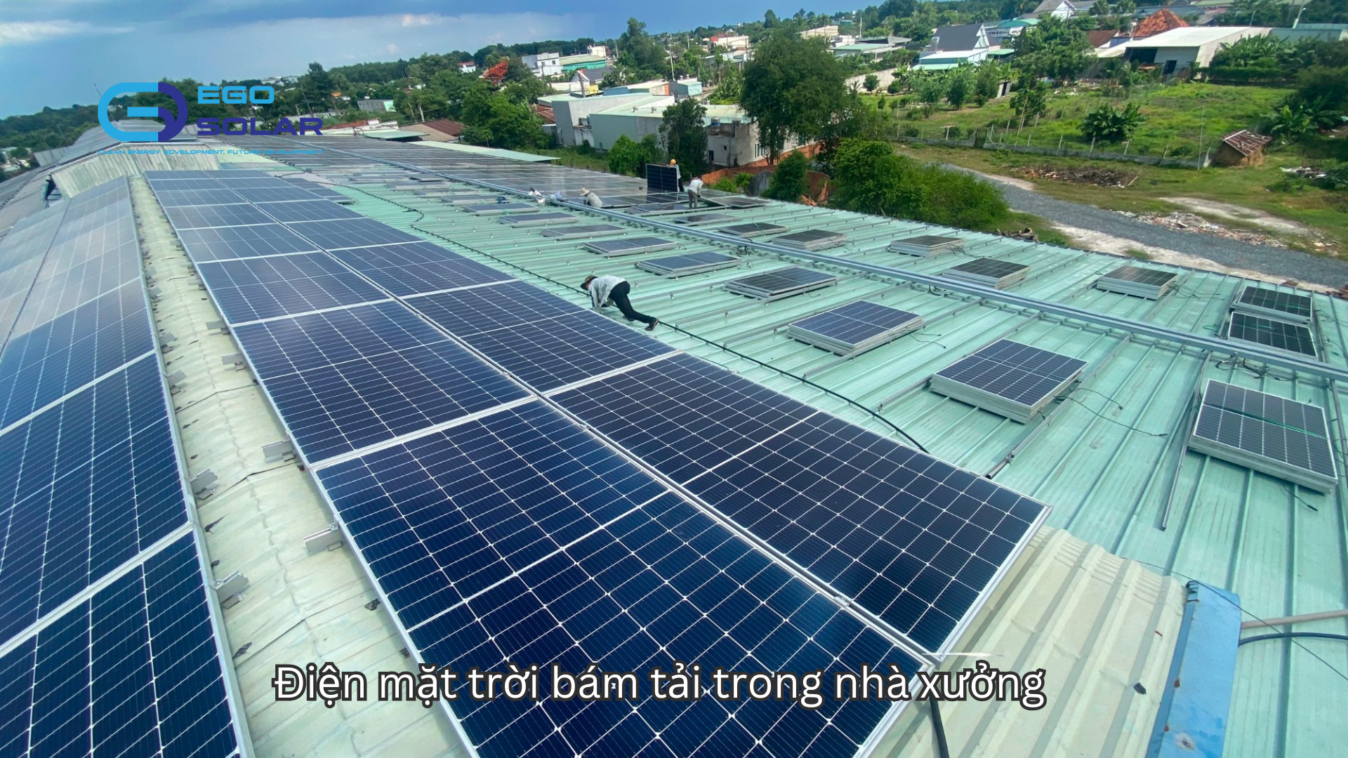 điện mặt trời bám tải trong nhà xưởng